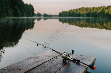 湖边的钓鱼渔具图片