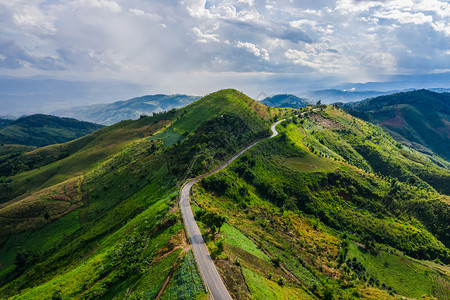 山顶上的盘山公路图片