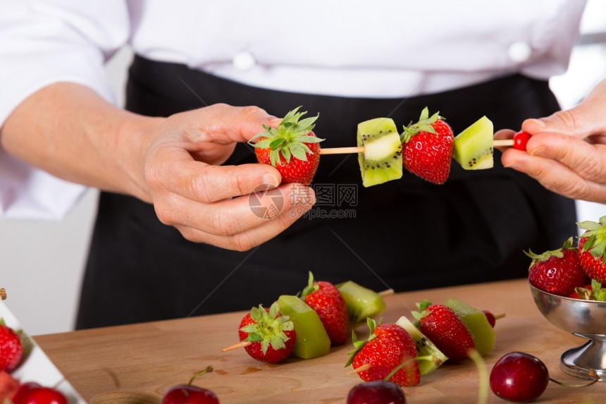 厨师制作各种混合水果串图片