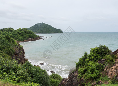 泰国东海岸家公园泰东海岸下着小雨和强浪的岩石悬崖岛国民海滩图片
