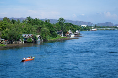 里弗斯旅游村庄沿河一带居民住宅和滨水家园的房屋山边河流图片