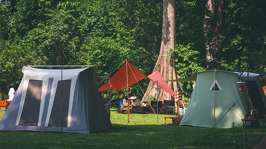 露营区配有成套桌布和户外厨房设备闲暇背景图片