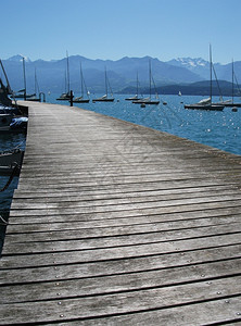 豪华木林码头对瑞士通湖和阿尔卑斯山季节繁荣背景图片