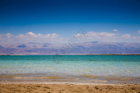 美丽全景远处死海约旦的宁静景色形成图片