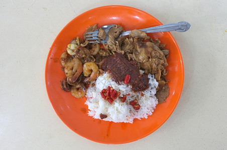 亚洲食品风格大米炒虾和猪肉贫穷的蔬菜经济图片