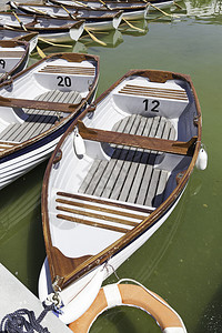 假期娱乐船只游艇在水上散步的详情运动和乐趣航海等过时的田园诗般图片