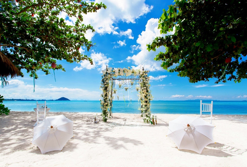 阳光明媚海滩举行婚礼仪式图片