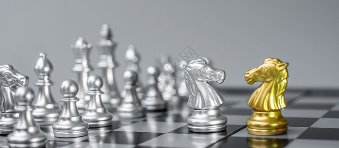 营销棋板上反对手或敌人战略冲突管理商业规划战术政治沟通和领袖概念的金银象棋和骑士马牌人物木板政治的图片