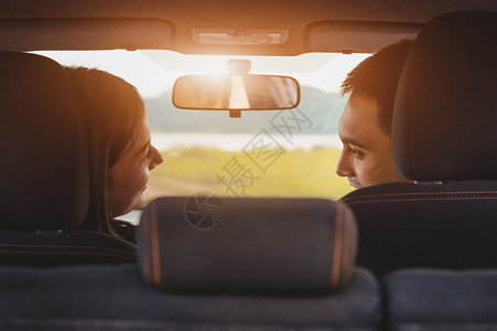 坐车旅游的情侣图片