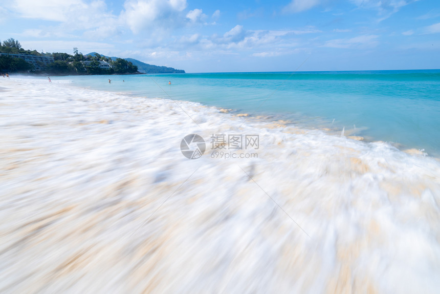 湿的粉彩宽海浪在滩普吉沙的子上喷发白泡沫泰国宽角低速百叶窗图片