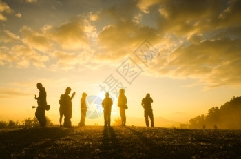 一群人随着日出在野外放松成年人功图片