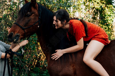 两个女朋友聊天骑着马乘兜风穿过农村的乡间金发女郎爱好荒野图片