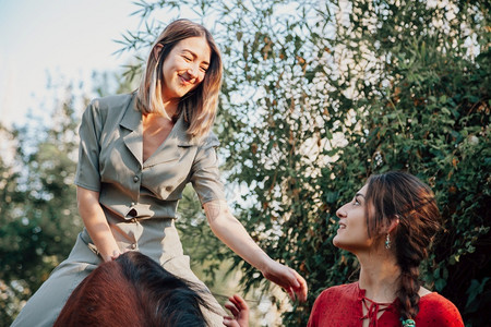编织两个女朋友聊天骑着马乘兜风穿过农村的乡间一种自然图片