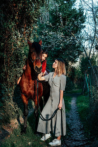 两个女朋友聊天骑着马乘兜风穿过农村的乡间裙子快感享受图片