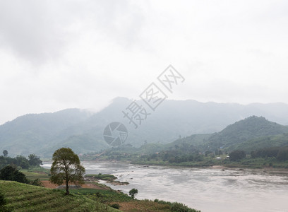 大河的风景清晨高山一带大河与浓雾相伴而起木头屋多雾路段图片