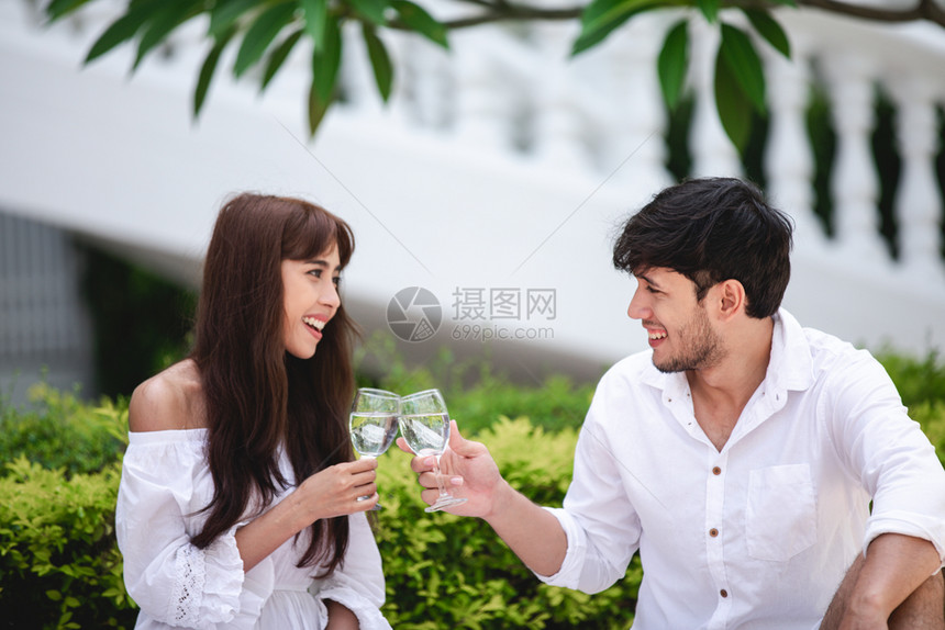 自然家园快乐的浪漫夫妻情侣爱人在家野餐时聊天和喝酒并饮女朋友图片