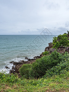 在东部的暴风雨前带着小的岩石悬崖泰山海景季节空白的图片