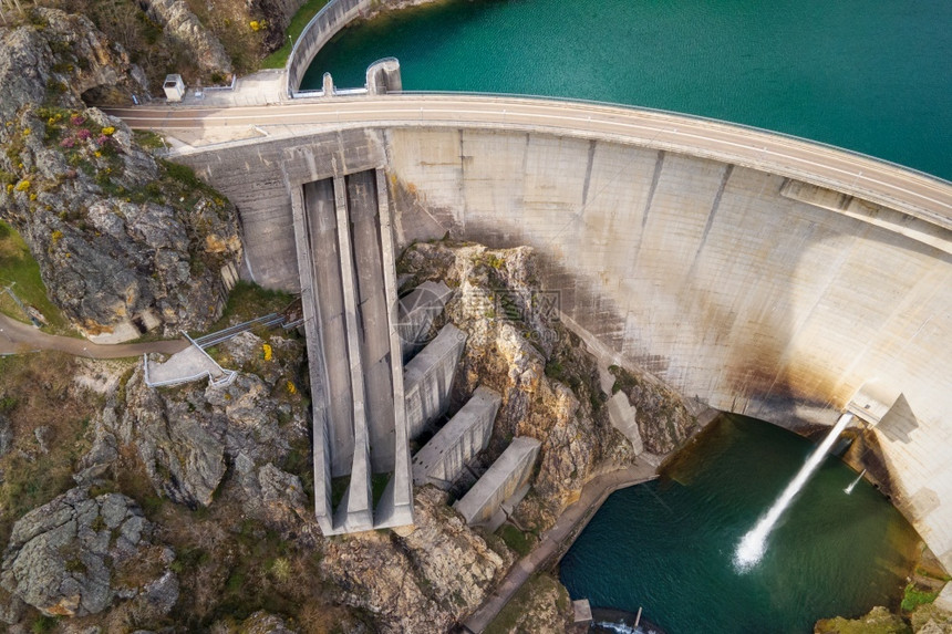 自然解析度天空中无人机镜头顶视图水坝和库湖产生力发电可再能源和持续发展高质量照片空中无人机镜头顶视图图片