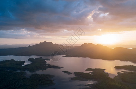 日落时的湖泊风光图片