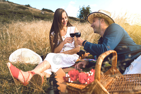 秋季户外野餐的情侣图片