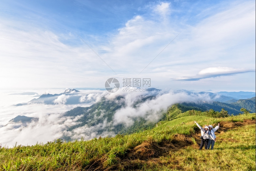 范围远足裙子泰国清莱PhuChiFa森林公园冬季山上云雾的美丽自然景观中两名女游客母亲和儿站在两处挥舞着手在这种美丽的自然景观中图片