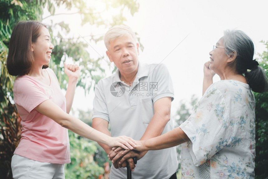 女儿陪父母在花园散步图片