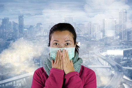 如何正确佩戴口罩生态亚洲妇女佩戴面罩防止空气污染其背景与曼谷市覆盖的有毒尘埃关对健康影响曼谷空气污染的影响是曼谷生病的行业设计图片