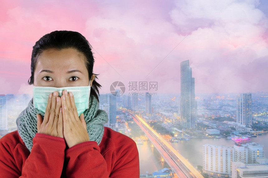 天空生态亚洲妇女佩戴面罩防止空气污染其背景与曼谷市覆盖的有毒尘埃关对健康影响曼谷空气污染的影响是曼谷遭受图片