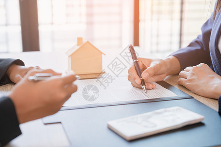 租户代理人贷款房地产经纪人和客户签署合同文件以在办公室购买不动产业务概念和合同签署等事项上进行所有权的订约文件商业概念和合同签署名背景