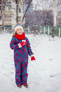 丢雪球的女孩冰持有冬天红手套的女孩拿着一颗心型雪球象征着爱华伦天人之情一红手套的女孩拿着心型雪球爱情的象征背景
