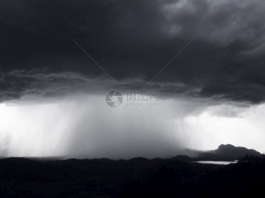 高的南邦天空在泰国兰Lampang的MaeMoh山景观上发生大雨空中景象暴风雨图片