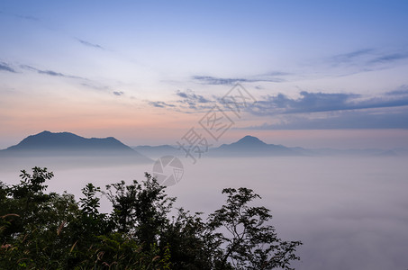 黄昏轮廓太阳泰国洛艾省清汗PhuThok山的日出风景和雾大雨图片