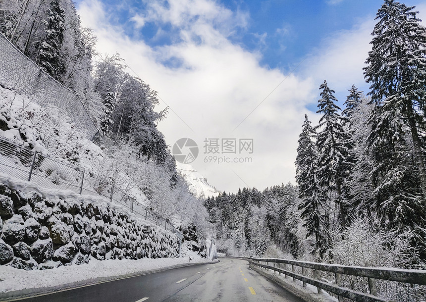 街道白色的美丽冬季景色充满了潮湿滑的公路驾驶状况高山道路四周布满水冰树和雪阳光图片