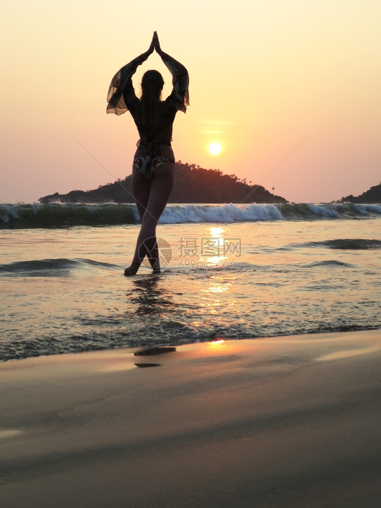降档娱乐风在印度南果阿岛贡达海滩的青年妇女冥想图片