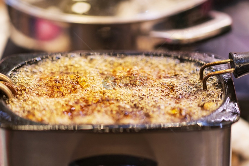 午餐腻美味的Thai街食品市场关闭烧烤背景的热泡沸油图片