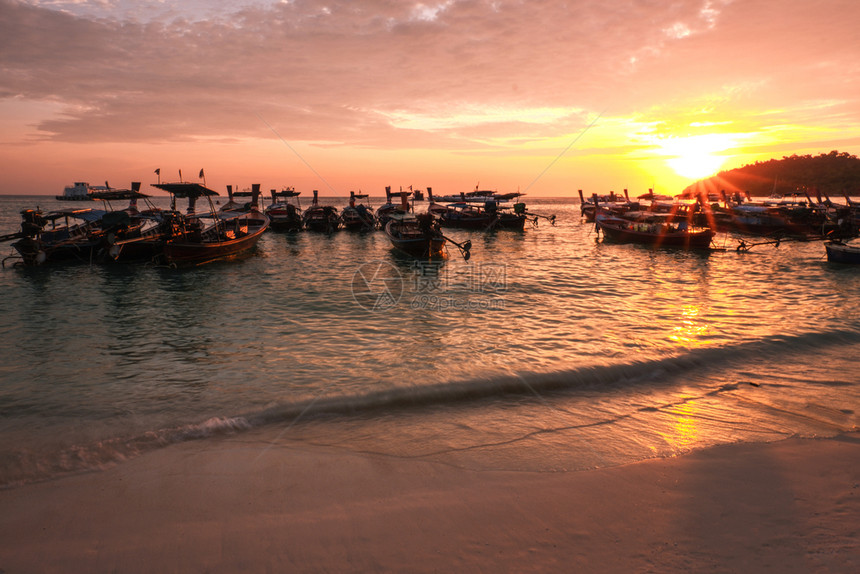日落时的金黄色海滩港口图片