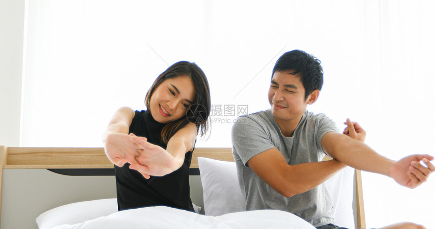 情人松弛亚洲侣睡在床上醒来的亚洲情侣早上完全休息枕头图片