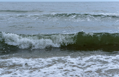 海岸沙滩上的浪波图片
