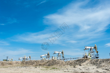 气体汽油在田的泵千斤顶夏天蓝背景石油开采概念泵千斤顶石油开采概念地点图片