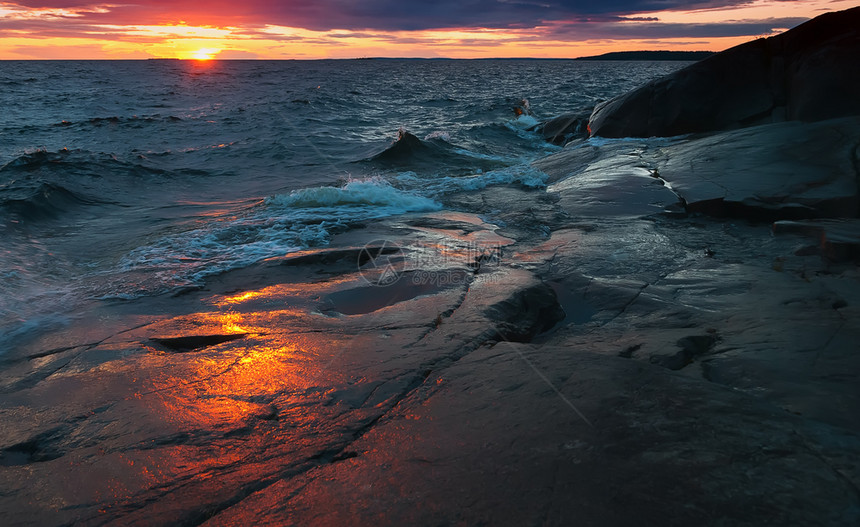 Onega湖北边的夜间海景浪冲向花岗岩岸反映卡雷利阿的暴风雨埃尼加湖Onega的落日光线俄罗斯岩石图片