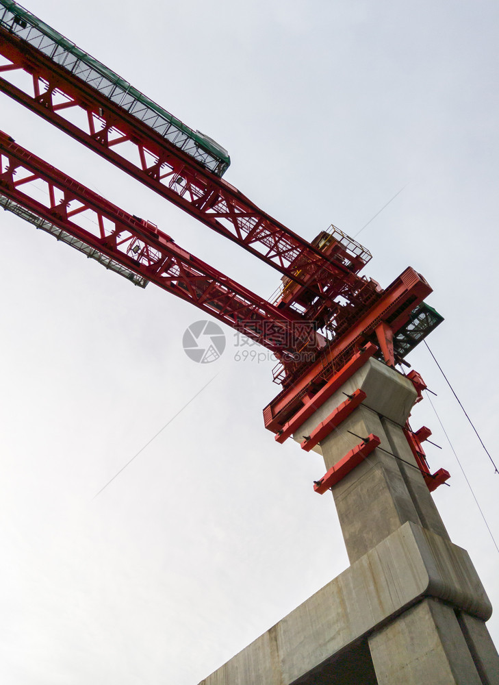 建造泰国曼谷地铁快速运输路桥梁的混凝土支柱Girder发射装置上Girder发射器泰国曼谷建筑学天空亚洲图片