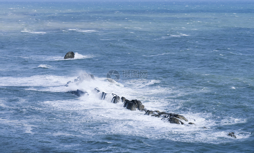 夏季海浪在岩石上倾覆的海洋景夏季浪喷洒戏剧水支撑图片