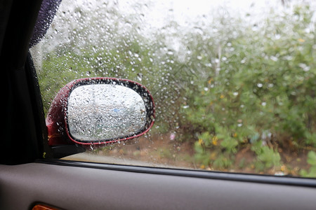 柜台湿的在挡风玻璃上新鲜的雨滴感到放松或孤独在汽车里清洁玻璃汽车透明图片