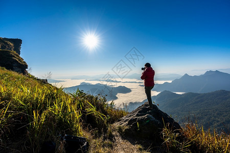 登山徒步拍摄的摄影师图片