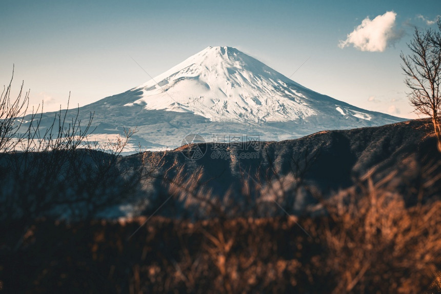美丽的藤山冬季雪盖在日本最顶端冬本提亚尔和橙色的调子场景地标白色的图片