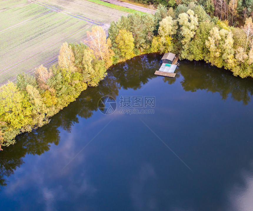 欧洲在池塘角落的渔捞小屋用无人驾驶飞机空中观光钓鱼蓝色的图片