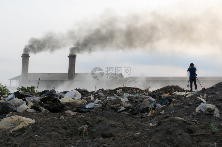 摄影师正在拍工业废物和空气污染的照片这些污染与烟囱工业废物中的黑烟产生第12章大气层煤炭热的图片