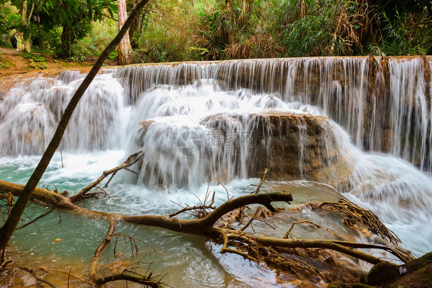 普拉邦老挝LuangPraprabang的美丽风景浅瀑布图片