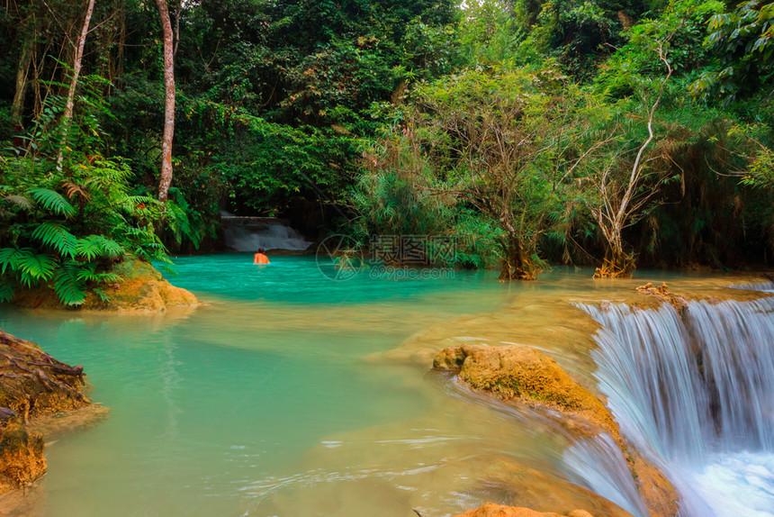 蓝色的公园老挝LuangPraprabang的美丽风景岩石图片