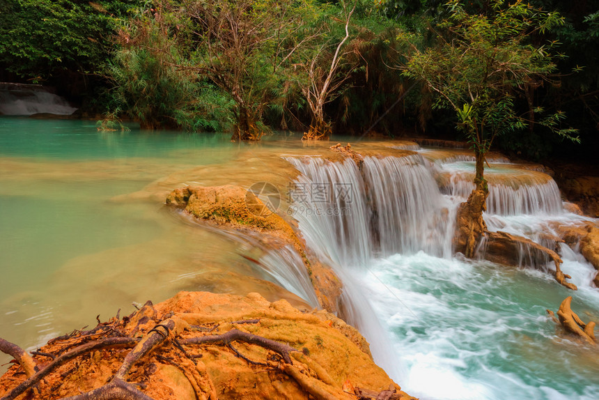 惊人的老挝LuangPraprabang的美丽风景浅旅行图片